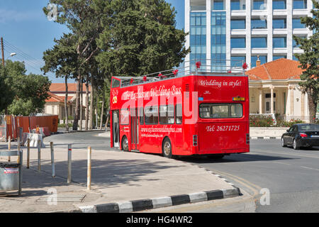 Hochzeit besondere traditionelle rote Bus im Zentrum von Paphos. Paphos ist eine Küstenstadt touristische Sommer Resort Stadt. Stockfoto