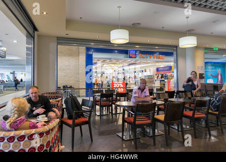 Menschen in Bar und duty free Shops von Paphos International Airport. Es ist der zweitgrößte Flughafen des Landes. Stockfoto