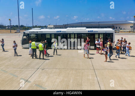 Passagiere steigen in Paphos internationaler Flughafen. Es ist der zweitgrößte Flughafen des Landes. Stockfoto