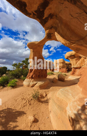 Metate Arch im Devils Garden in der Nähe von Escalante im US-Bundesstaat Utah Stockfoto