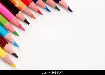 Buntstifte in natürlichem Licht auf dem Tisch angeordnet Stockfoto