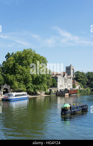 Am Flussufer, zeigt der erzbischöfliche Palast, Fluss Medway, Maidstone, Kent, England, Vereinigtes Königreich Stockfoto