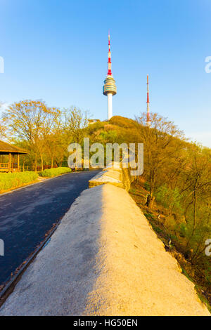 Die alten Stadtmauer führt zum Gipfel des Namsan Berg und YTN Seoul Tower an einem klaren, blauen Himmel Abend in Südkorea Stockfoto
