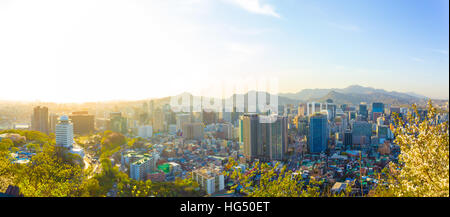 Dramatisch hohe wichtige Hintergrundbeleuchtung hinter Panorama Luftaufnahme der Innenstadt von Seoul Stadtbild mit gewerblich genutzten Gebäuden und Berge Stockfoto