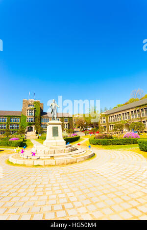 Efeu bedeckt gemauerten Gebäuden umgeben das Quad mit Horace Grant Underwood-Statue an der ehrwürdigen Yonsei University in Seoul, Korea Stockfoto