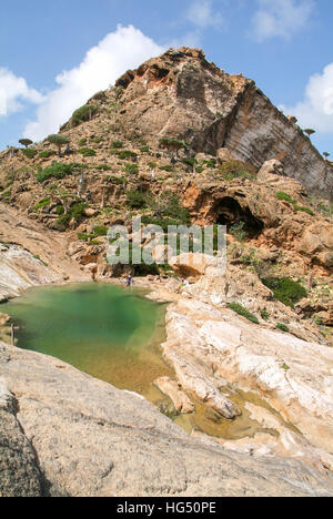 Homhil (Sokotra Isalnd), Jemen - 13. Januar 2008: Mutter und Sohn sitzen am Ufer des Homhil Bergsee auf Socotra Island, Jemen Stockfoto