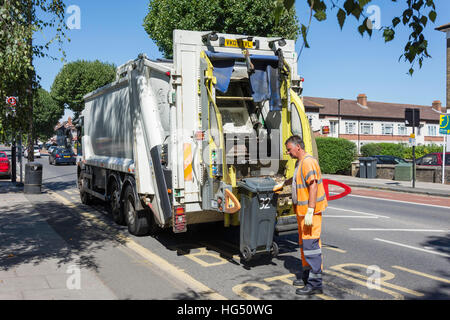 LKW Müllabfuhr, Boston Manor Road, Brentford, London Borough of Hounslow, Greater London, England, Vereinigtes Königreich Stockfoto