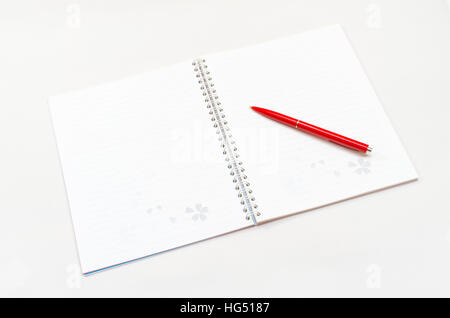 Eröffnet neues Notebook und roter Buntstift auf den grauen Hintergrund platziert Stockfoto