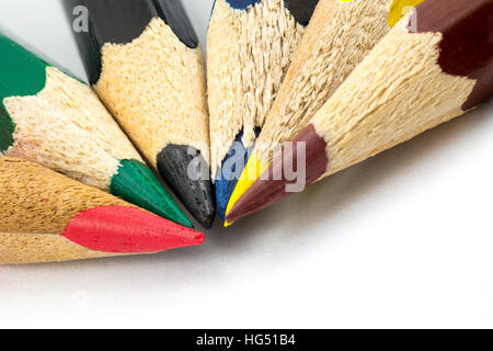 verschiedene bunte Stifte auf weißem Hintergrund platziert Stockfoto