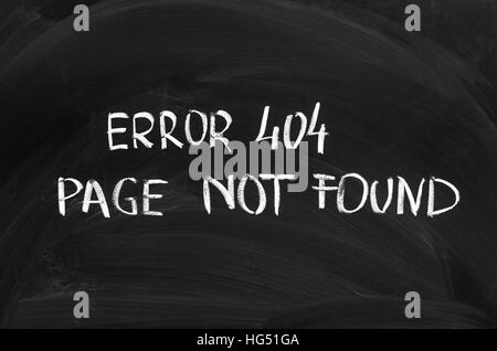 Fehler 404: Seite nicht gefunden auf die Tafel geschrieben Stockfoto