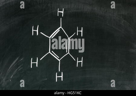 Molekülstruktur von Benzol, aromatische Kohlenwasserstoff auf Tafel geschrieben Stockfoto