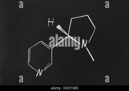 Nikotin-Molekül chemische Struktur auf Tafel. Stockfoto