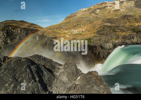 Ein Regenbogen im Nebel der Salto Grande Wasserfall auf dem Rio Paine oder Paine River, im Torres del Paine Nationalpark in Patagonien, Chile.  EIN UNESCO Stockfoto