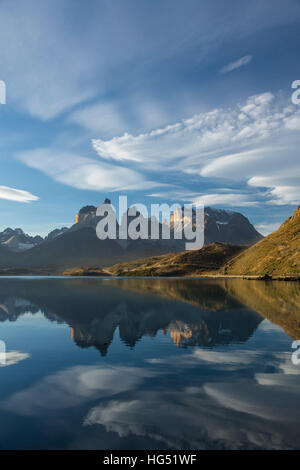 Im Weitwinkel die Cuernos del Paine und Monte Almirante Nieto bei Sonnenuntergang mit Pehoe See im Vordergrund.  Linsenförmige Wolken fangen, fo Stockfoto