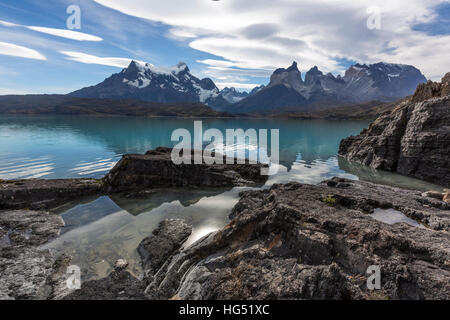 Im Weitwinkel Paine Masif mit Felsen und Pehoe See im Vordergrund.  Von links nach rechts – Cerro Paine Grande, die Cuernos del Paine oder th Stockfoto