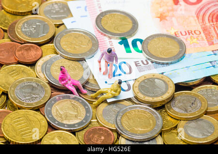 Hintergrund aus Euro-Münzen und Euro-Banknoten hergestellt Stockfoto