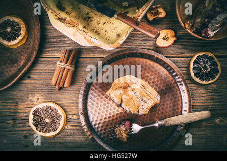 Süßes Brot Pudding Dessert mit Blaubeeren Marmelade und Apfel Stockfoto