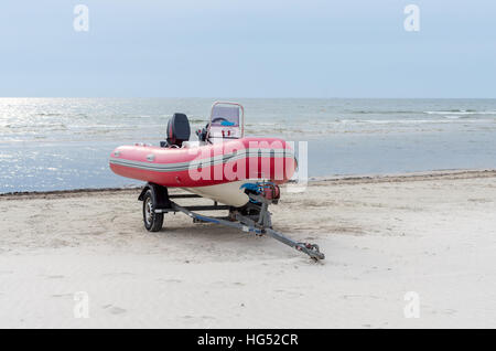 Das Schlauchboot stehen in Wagen am Meer Stockfoto