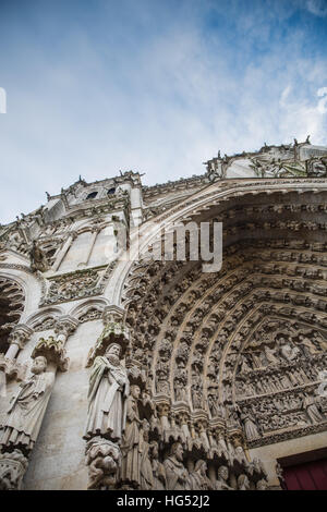 Detail der Fassade der Kathedrale von Amiens in Frankreich Stockfoto