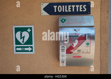 Defibrillator auf französischen Gebäudewand Stockfoto