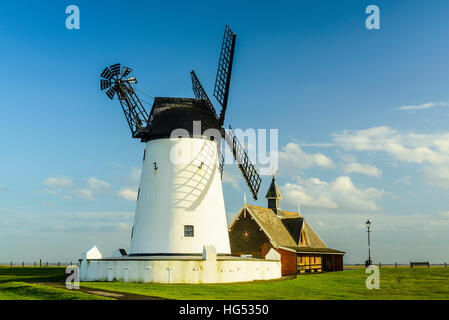 Die Windmühle und alten Rettungsboot Haus Wahrzeichen auf dem Grün an Lytham Lancashire England Stockfoto