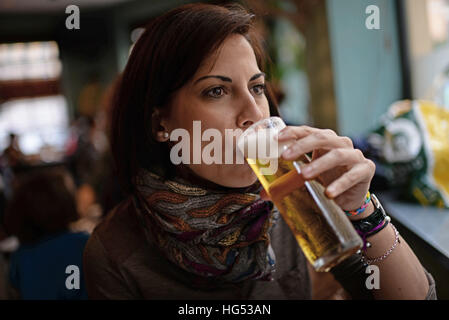 Portrait von junge attraktive Frau in einem Café ein Bier trinken Stockfoto