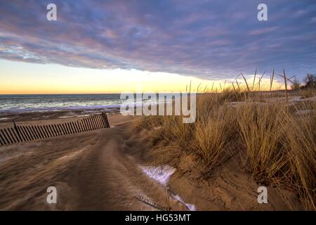 Winter Sonnenuntergang entlang der großen Seen.  Sonnenuntergang Horizont am windigen Ufer des Lake Huron Küste in Port Austin, Michigan. Stockfoto