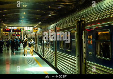 Züge und Fahrgäste im Britomart Transport Centre, die wichtigsten Eisenbahn-Endstation in Auckland, Nordinsel, Neuseeland Stockfoto