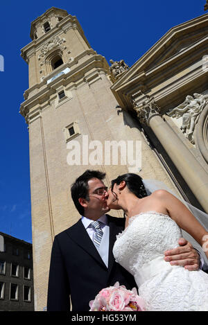 Frisch verheiratete Paar küssen in El Pilar (The BasilicañCathedral unserer lieben Frau von der Säule), Zaragoza, Spanien Stockfoto