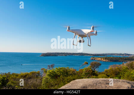 Eine Drohne fliegen Stockfoto