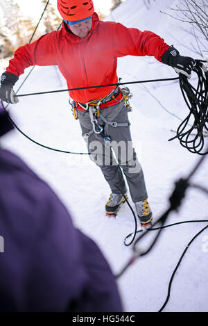 Eisklettern in Jugendpfleger, Lappland, Finnland Stockfoto