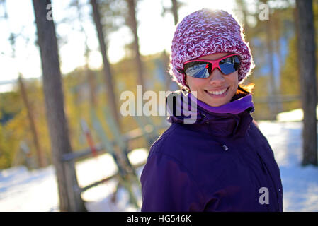 Junge attraktive Frau im Skigebiet Jugendpfleger, Lappland Stockfoto