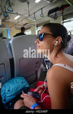 Junge Frau hört Musik im Bus, Sri Lanka Stockfoto