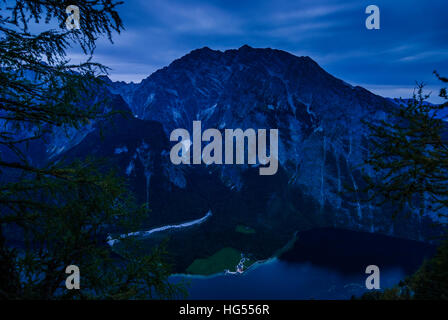 Nationalpark Berchtesgaden: Blick in der Abenddämmerung von der Aussichtspunkt Feuerpalfen auf den Königssee mit St. Bartholomä und dem Berg Watzmann, Oberbayer Stockfoto