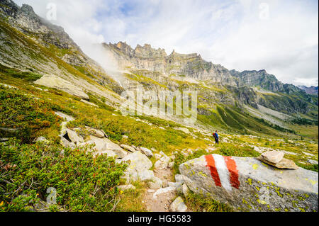 Beschilderten Weg und Wanderer in Val Buscagna Parco Naturale Veglia Devero Piemont Italien Stockfoto