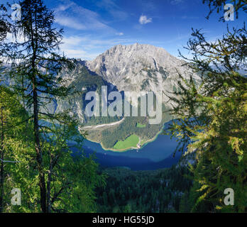 Nationalpark Berchtesgaden: Blick vom Aussichtspunkt Feuerpalfen auf den Königssee mit St. Bartholomä und dem Berg Watzmann, Oberbayern, obere Stockfoto