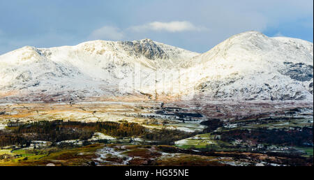 Genähte Panorama der Dow Crag und Coniston Greis aus Top o'Selside im Lake District Stockfoto