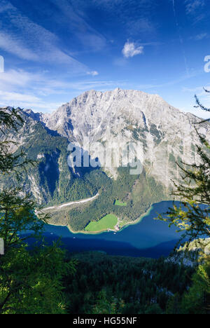 Nationalpark Berchtesgaden: Blick vom Aussichtspunkt Feuerpalfen auf den Königssee mit St. Bartholomä und dem Berg Watzmann, Oberbayern, obere Stockfoto