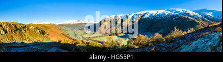 Panorama vom hohen Rigg über Str. Johns im Tal. Skiddaw und Blencathra in Ferne, Bram Crag und große Dodd rechts Stockfoto