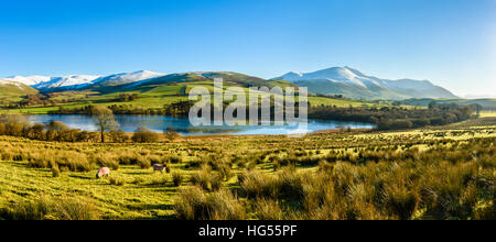 Genähte Panorama über Wasser in den Lake District mit Skiddaw und Fjälls auf die skyline Stockfoto