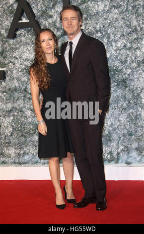 15. Dezember 2016 - Edward Norton und Shauna Robertson Teilnahme an "Sicherheiten Schönheit" Europäische Premiere im Vue, Leicester Square in London, England, UK Stockfoto