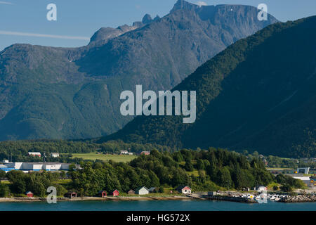 Panoramablick über Oldevatnet See in der Nähe von Olden aus Nordfjord, Norwegen. Stockfoto