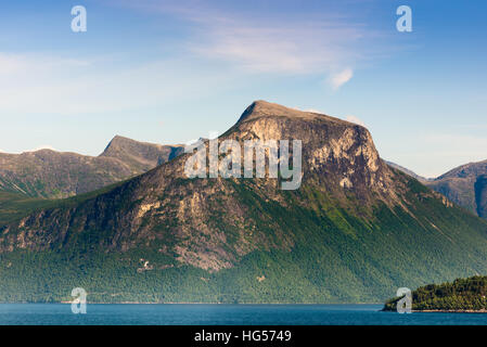 Panoramablick über Oldevatnet See in der Nähe von Olden aus Nordfjord, Norwegen. Stockfoto