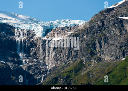 Schmelzende Gletscher vom Oldevatnet See in der Nähe von Olden aus Nordfjord, Norwegen zu sehen. Stockfoto