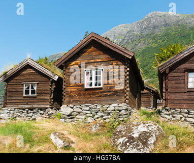 Blick über See Lovatnet, sitzt ein traditionelles norwegisches Haus im Vordergrund mit Sod Dach gekrönt. Stockfoto