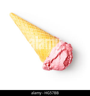 Erdbeereis mit Waffelhörnchen isoliert auf weißem Hintergrund-Clipping-Pfad enthalten, flach legen, Top Aussicht Stockfoto
