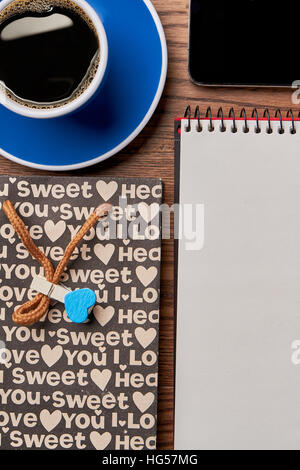 Smartphone in der Nähe von Kaffee. Stockfoto