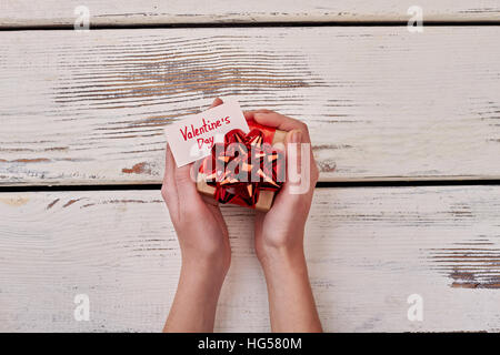 Kleine Geschenkbox in Händen. Stockfoto