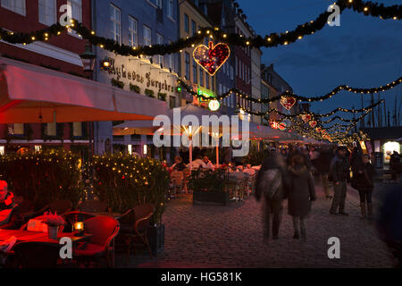 Dänemark, Kopenhagen, Nyhavn, Weihnachten Markt Stände und Cafés entlang der gepflasterten Kai in der Nacht Stockfoto