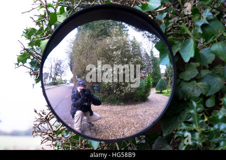 Fotografie schießt seine eigene Reflexion in einem Spiegel Stockfoto